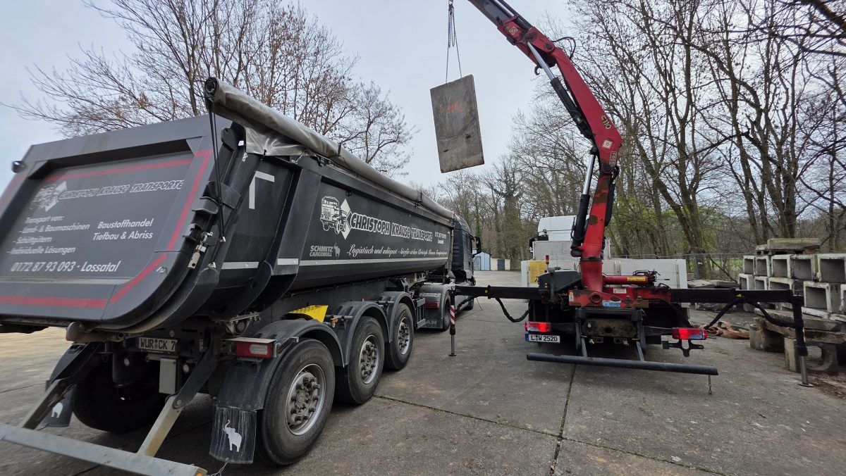 Verladung von Beton-Elementen im Motodrom des MC Post Leipzig.