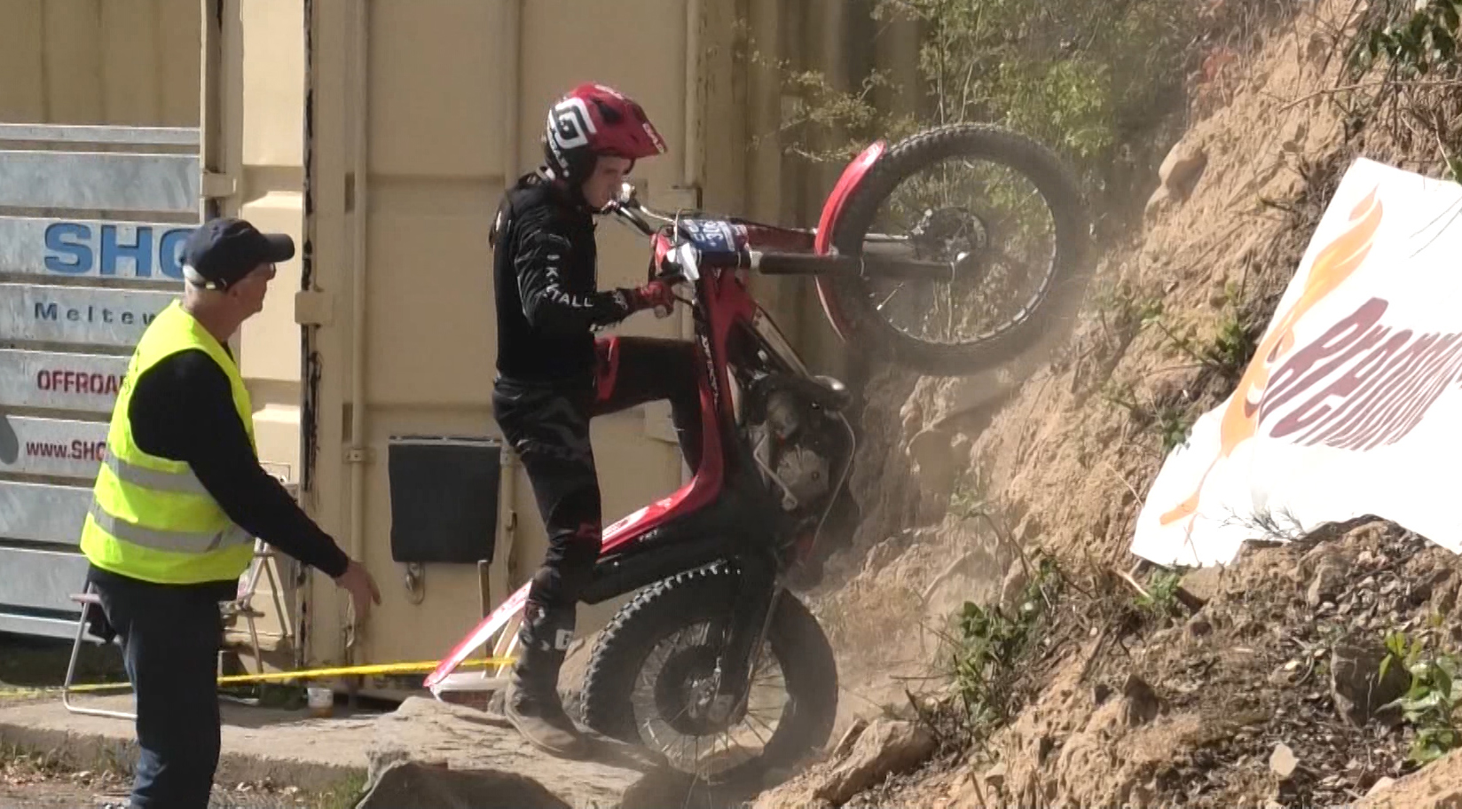 Teilnehmer beim Versuch in der Sektion 1 beim 1. ADAC-Trial im Steinbruch Meltewitz