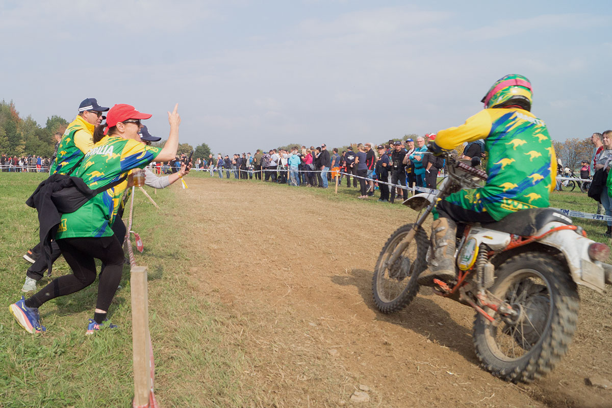 Fans aus downunder feuern Marty Orchard beim Abschluss-Cross in Venusberg kräftig an.